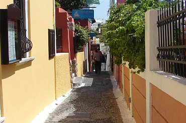 pastelowe barwy i wąskie przejścia dają niepowtarzalny urok miastom Santorini #Kreta #wyspa #Santorini #wyprawa #natura #mozre #ocean #zatoka #port #domy #biale #kolory #romantycznie