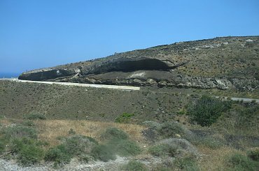 wulkaniczne krawędzie zboczy Santorini, drogi i domu nad urwiskami #Kreta #wyspa #Santorini #wyprawa #natura #mozre #ocean #zatoka #port #domy #biale #kolory #romantycznie