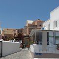 miasto Oia z niebieskimi kopułami i bielą domów #Kreta #wyspa #Santorini #wyprawa #natura #morze #ocean #zatoka #port #domy #biale #kolory #romantycznie
