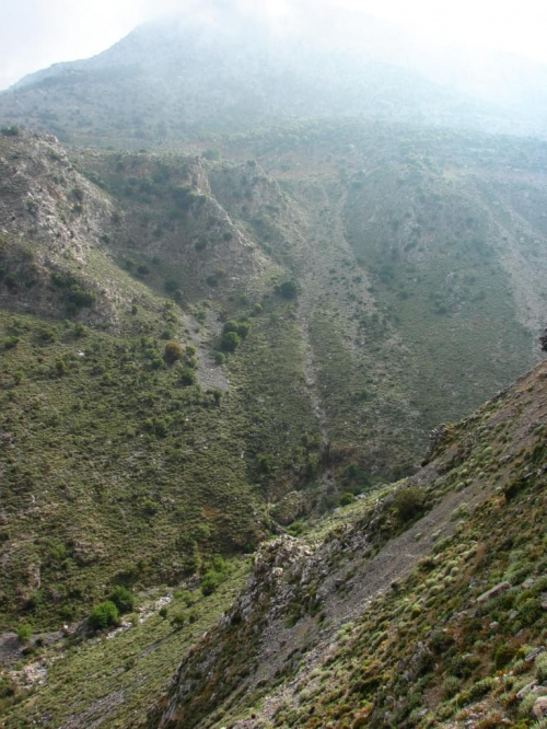 spacer wokół masywu Idhi Oros kanionem Agios Irini #Kreta #kanion #AgiosIrini #gory #kozy #wysokosc #mgła
