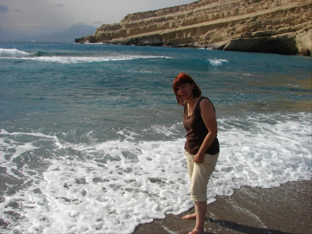 plaża nad zatoką Messara sprawdzam temperaturę wody #Matala #Kreta #groty #katakumby #morze #hipisi #plaża #słońce
