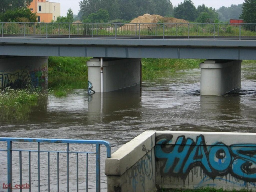 Ślęza, most żernicki
od wczoraj kilka cm przybyło #woda #powódź #wrocław
