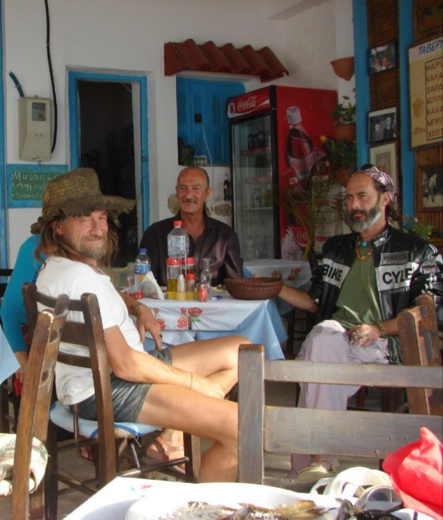w tawernie wśród współczesnych hipisów w Matala #Matala #Kreta #groty #katakumby #morze #hipisi #plaża #słońce