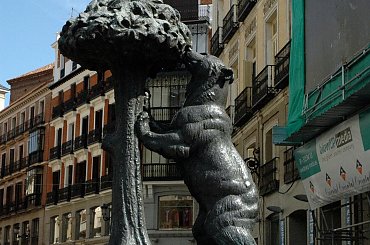 Madryt-Hiszpania- Puerta del Sol pomnik herbu Madrytu misiek wspinający się na drzewko mącznicy #MADRYT #MIASTA #POMNIKI #PLACE