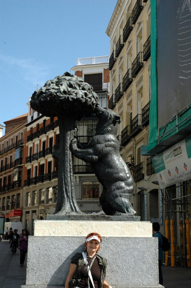 Madryt-Hiszpania- Puerta del Sol pomnik herbu Madrytu misiek wspinający się na drzewko mącznicy #MADRYT #MIASTA #POMNIKI #PLACE