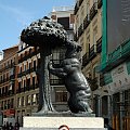 Madryt-Hiszpania- Puerta del Sol pomnik herbu Madrytu misiek wspinający się na drzewko mącznicy #MADRYT #MIASTA #POMNIKI #PLACE