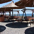 wzdłuż zatoki dziesiątki tawer czekajacych na turystów - Kato Gouves #KatoGouves #Kreta #morze #plaże #Sevini #Grecja #zatoka #kozy