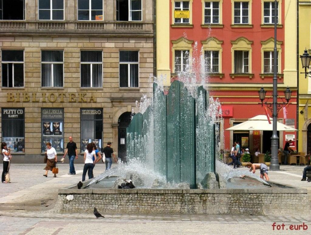 fontanna w rynku, podobno sławna.
Faktem jest że często w tv występuje, jako tło dla pijanych golasów :D #fontanna #wodotrysk #woda #wrocław