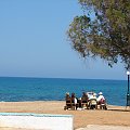 Kato Gouves po mszy wierni zasiadają na pogaduszki #KatoGouves #Kreta #morze #plaże #Sevini #Grecja #zatoka #kozy