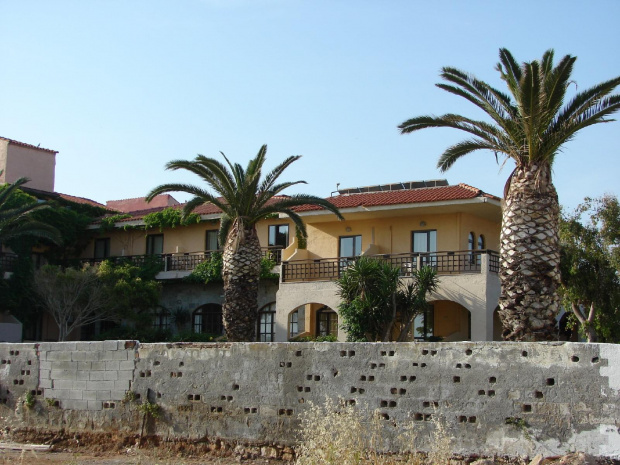 Kato Gouves bardziej luksusowe hotele oddzielone murkami od reszty otoczenia #KatoGouves #Kreta #morze #plaże #Sevini #Grecja #zatoka #kozy