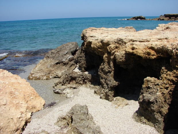 Kato Gouves nad zatoką maleńkie plaże żwirowe, gdyż brzeg pokryty wulkanicznymi formacjami #KatoGouves #Kreta #morze #plaże #Sevini #Grecja #zatoka #kozy