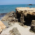Kato Gouves nad zatoką maleńkie plaże żwirowe, gdyż brzeg pokryty wulkanicznymi formacjami #KatoGouves #Kreta #morze #plaże #Sevini #Grecja #zatoka #kozy