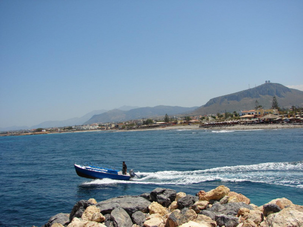 zatoka w Kato Gouves daje mozliwosć wynajecia motorówek i łodzi, #KatoGouves #Kreta #morze #plaże #Sevini #Grecja #zatoka #kozy