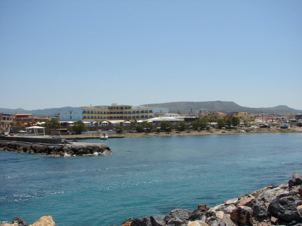 zatoka w Kato Gouves, widok na promenadę #KatoGouves #Kreta #morze #plaże #Sevini #Grecja #zatoka #kozy