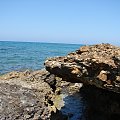 Kato Gouves nad zatoką maleńkie plaże żwirowe, gdyż brzeg pokryty wulkanicznymi formacjami - miłe widoki #KatoGouves #Kreta #morze #plaże #Sevini #Grecja #zatoka #kozy