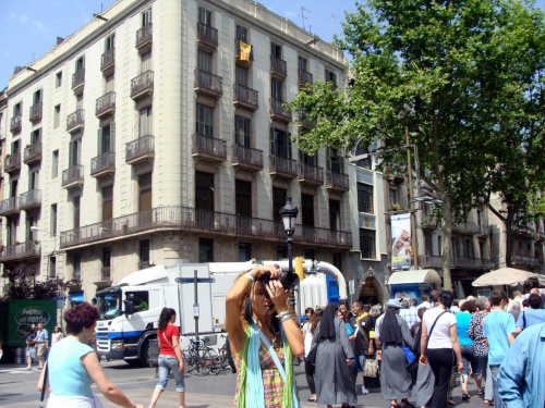 BARCELONA-HISZPNIA-La Rambla słynna, ruchliwa ulica w centrum Barcelony #BARCELONA #MIASTA #ULICE