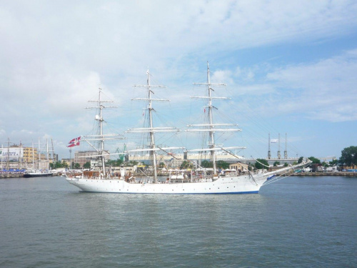 norweska fregata Sorlandet wychodzi z portu Gdynia