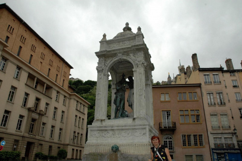 LYON-FRANCJA-na placu przed Katedrą św. Jana Chrzciciela w Lyonie #LYON #MIASTO #KATEDRY
