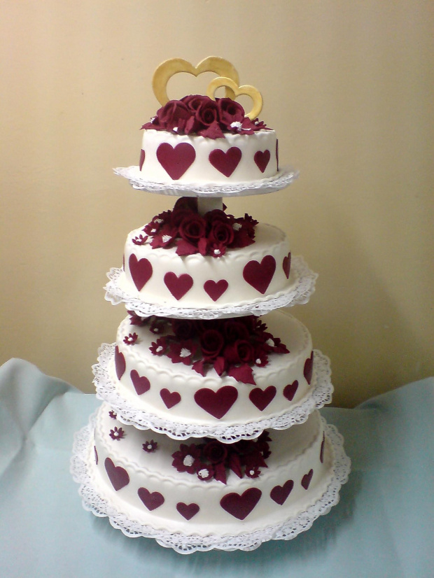 Tort weselny z bordowymi sercami i kwiatami #wesele #ślub #tort