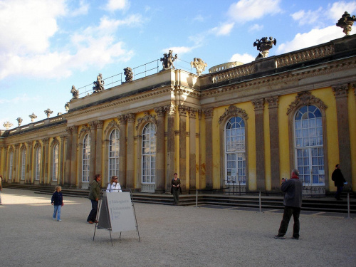 Pałac Sanssouci rokokowy pałac Hohenzollernów we wschodniej części parku Sanssouci w Poczdamie #POCZDAM #MIASTA #PAŁACE