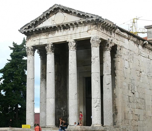 Pula rzymska świątynia.