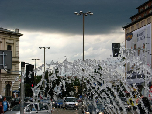 fontanna przed dworcem świebodzkim :) jak widać właśnie pogoda się poprawia :P