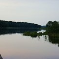 Jezioro Jędzelewo wieczorem.