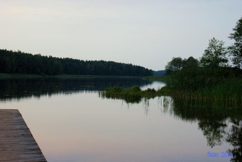Jezioro Jędzelewo wieczorem.