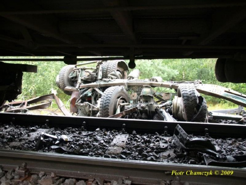 Samochód wjechał pod pociąg na niestrzezonym przejeździe. Oto efekt. #kolej #wypadek #katastrofa #Piła #PKP #lato