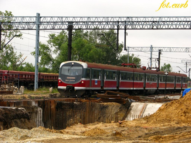 stacja w remoncie, tor przeszkód dla podróżnych )