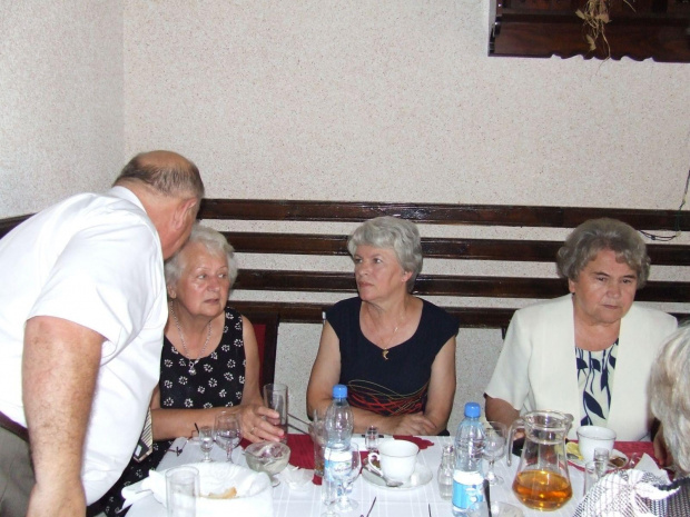 Spotkanie Włodzimierza Gęcy z przyjaciółmi z LO w staszowskim ratuszu.