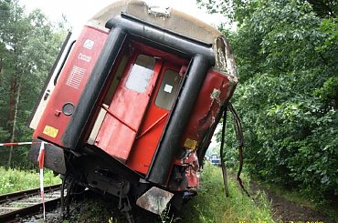 Wykolejony wagon pirwszej klasy. #kolej #wypadek #katastrofa #Piła #PKP #lato