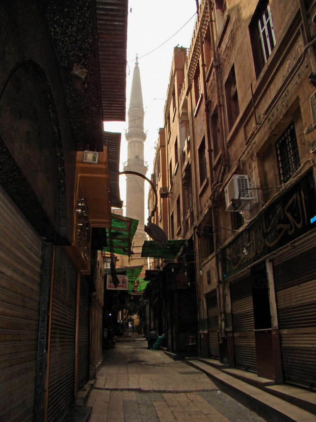 Kair - stary bazar. Częściowo otwarty. Jest rano.