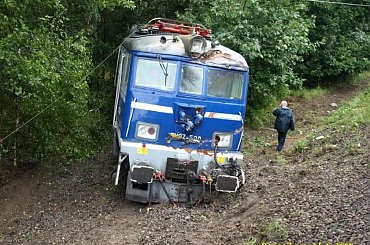 A to lokomotywa, która wyleciała z toru. Ciekawe czy długo polezy i podzieli los tej spod Jastrowia #kolej #wypadek #katastrofa #Piła #PKP #lato