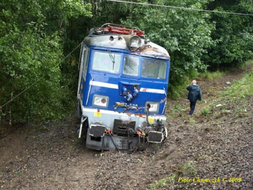 A to lokomotywa, która wyleciała z toru. Ciekawe czy długo polezy i podzieli los tej spod Jastrowia #kolej #wypadek #katastrofa #Piła #PKP #lato