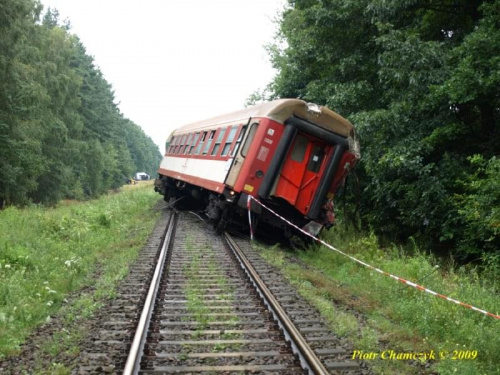 Wykolejeniu prócz lokomotywy uległ pierwszy wagon. #kolej #wypadek #katastrofa #Piła #PKP #lato