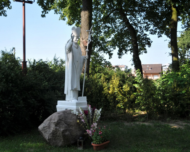 Kościół w Wirach pod Poznaniem, pomnik JPII