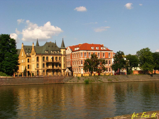 kiedyś szpital, teraz we władaniu sióstr Elżbietanek, klasztor i zakład opiekuńczo - leczniczy