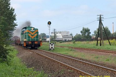 Zdawka w kierunku Złotowa gdzieś na wysokości Tesco. Na jej czele SM42-1118. Pozdrowienia dla machającego Pana mechanika :) 6.08.2009 #kolej #PKP #lato #Piła #SM42
