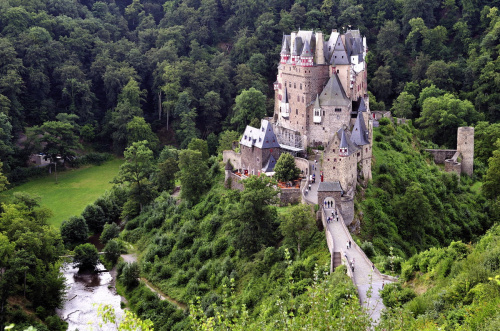 Zamek nad rz. Elzbach- Burg Eltz - Nadrenia - Niemcy #NadRenem #zamki #architektura