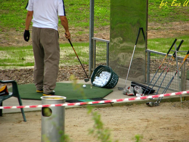 mamy pole golfowe :P ciekawe kto pozbiera te kosze piłek odbitych gdzie popadnie :)