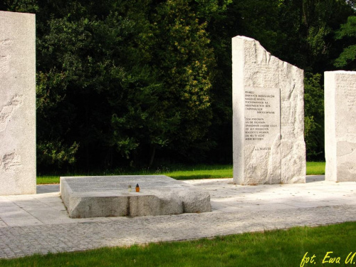 kiedyś ten park był cmentarzem. na poziomej tablicy jest lista wrocławskich cmentarzy zlikwidowanych po wojnie
