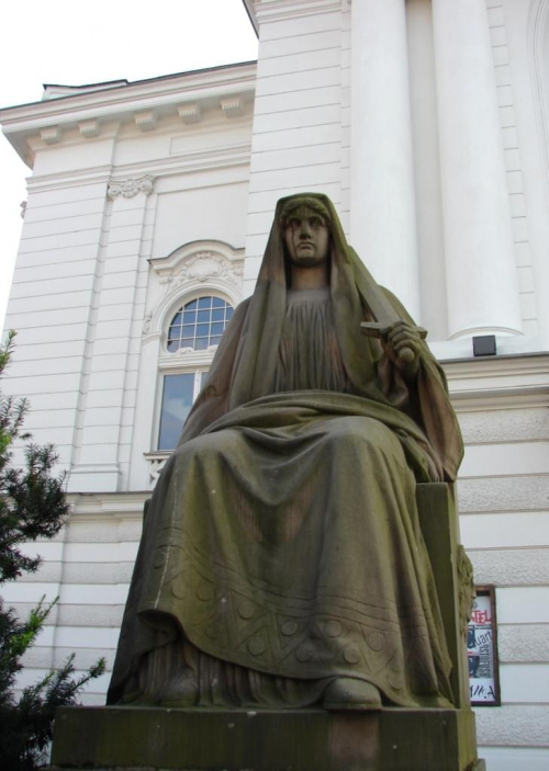 Posąg Melpomeny (muzy tragedii, z mieczem w ręku) przed Teatrem im. Wilama Horzycy #PosągMelpomenyToruń