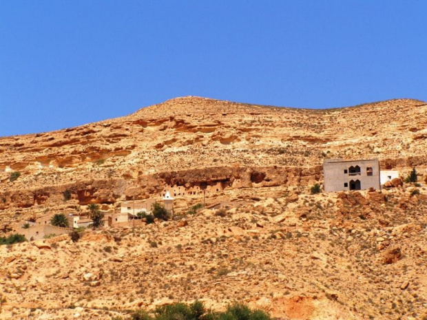 Gebel Nafusa - domy w górze w miejscowości Bunusa