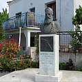 miasteczko Vrises też ma bohatera #Kreta #JezioraKournaLake #Vrises