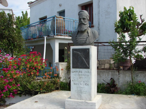 miasteczko Vrises też ma bohatera #Kreta #JezioraKournaLake #Vrises