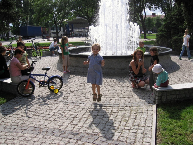 Nowa fontanna - radość dla dzieci i miłe miejsce na odpoczynek w upalne dni