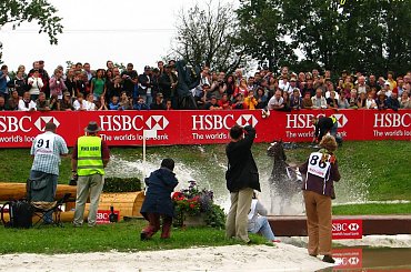 to wielkie plum po lewej stronie to jeździec :) prawie na mecie już byli - pech #WKKW #PucharŚwiata #konie #strzegom #zawody