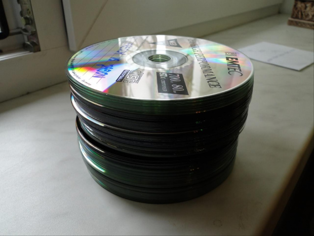 Tyle płytek postanowiłem wyrzucić. Uważam, że i tak nie będę tego drugi raz oglądał a zajmuje mi miejsce w pudełku z płytkami. #płyty #DVD #odpad
