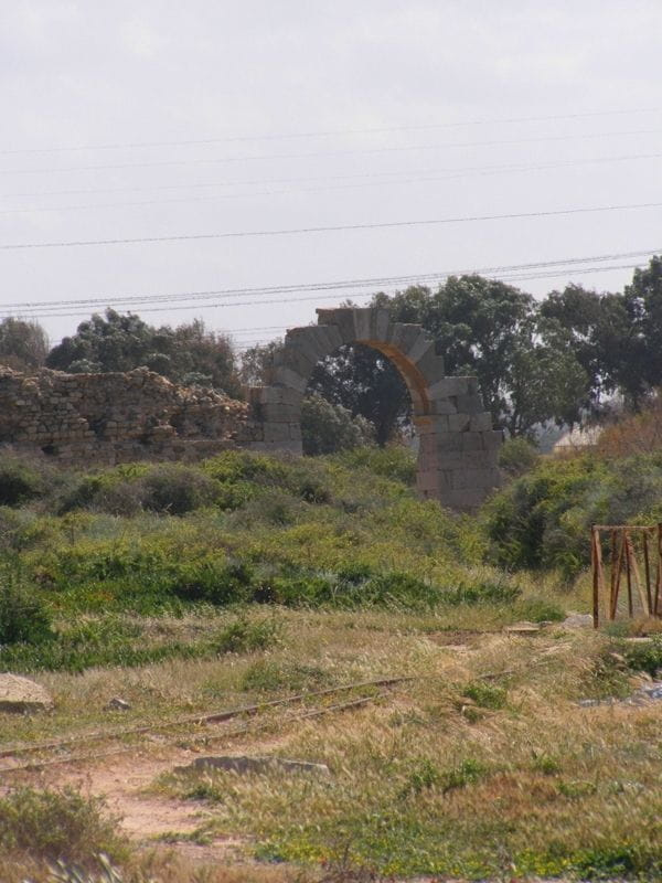 Leptis Magna (Lubda) - tory kolejowe wybudowane przez Włochów w celu wywiezienia zabytków z Libii